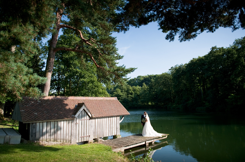 Bride and Groom near stunning lake in Ashford in the Water